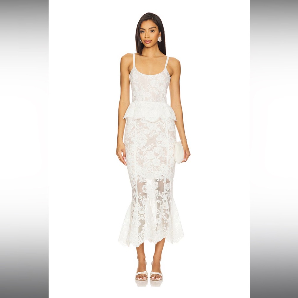 Vinetta Set in White Chantilly Lace V. Chapman